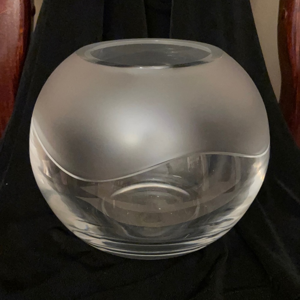 Stunning Movado crystal glass signed, hand blown two-tone bowl, beautiful form